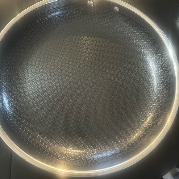 Premium Non-Stick Skillet with Metallic Handle - Picture 6 of 7